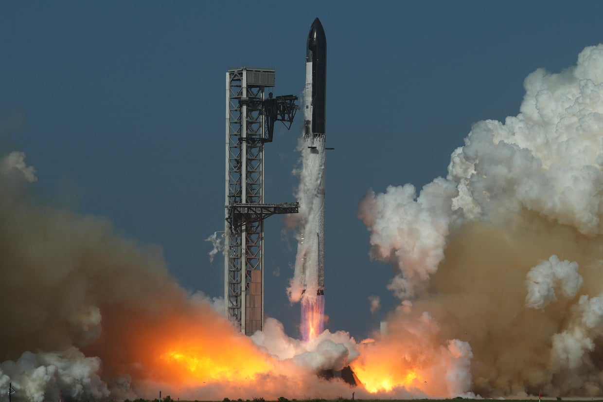 SpaceX's giant Super Heavy-Starship rocket blasts off on key test ...