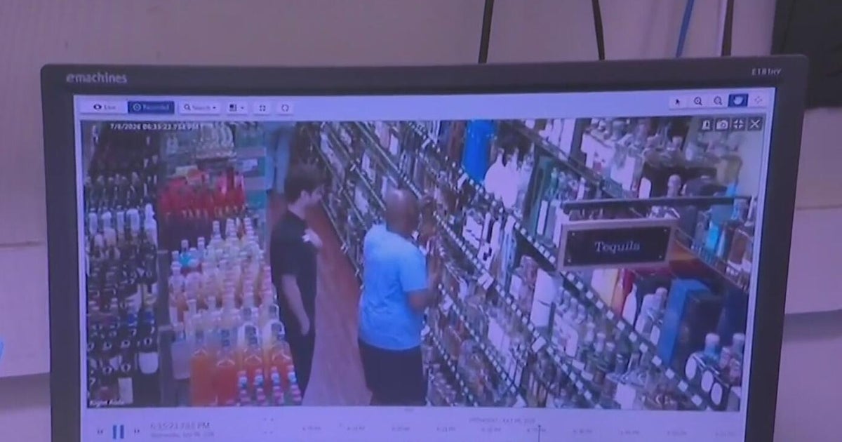 Police release new surveillance video shows 2 suspects at-large for car burglary, credit card theft in Miami