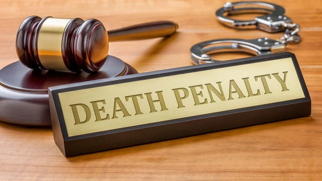Gavel and a name plate with the engraving Death Penalty 
