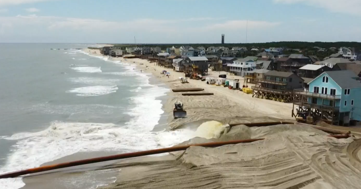 В Outer Banks на Северна Каролина една общност харчи милиони, за да спаси икономиката си от колапс в океана