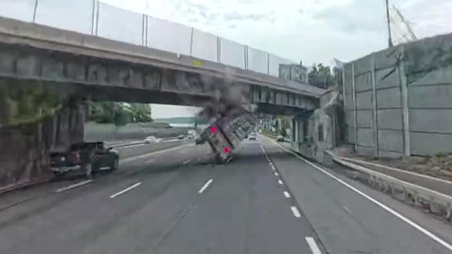 truck-crash.jpg 