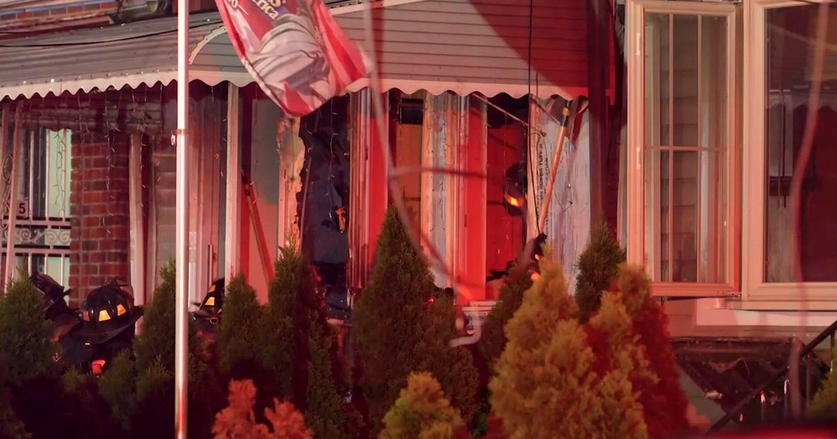 6 hurt after flames tear through Queens home, firefighters say