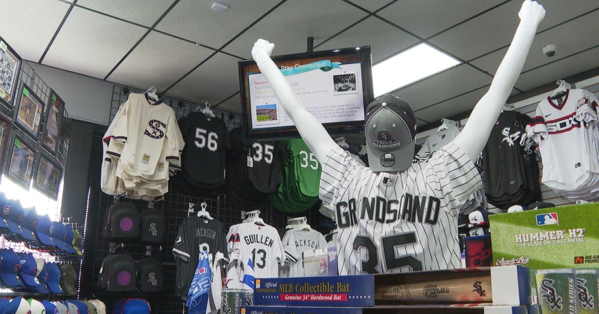 With Cubs and White Sox both in playoff hunt, Crosstown Classic has fan stores beaming with pride