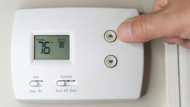 Adjusting  the Thermostat on the Air Conditioner to Save Money 