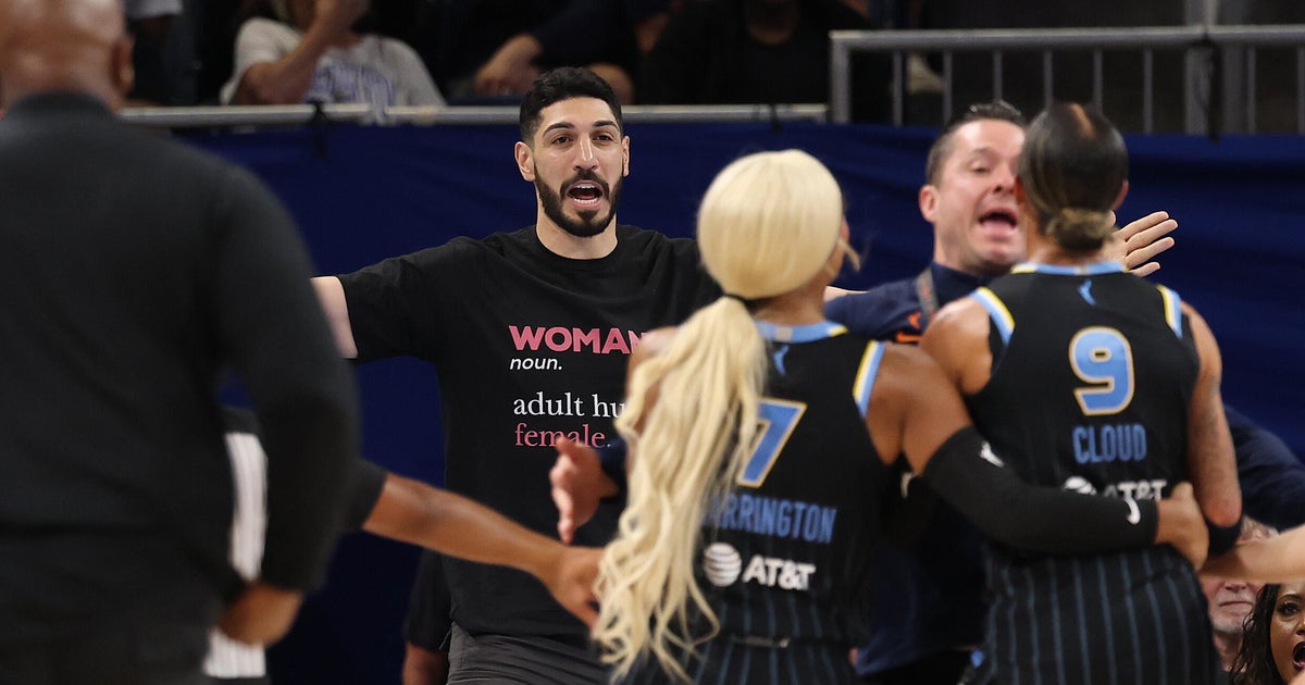 Бившият център на НБА Енес Кантер Фрийдъм беше изгонен от мача на WNBA, след като се изправи срещу звездата на Чикаго Скай Наташа Клауд