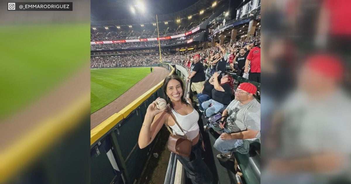White Sox fan goes viral spilling everything from her purse to get walk-off home run ball