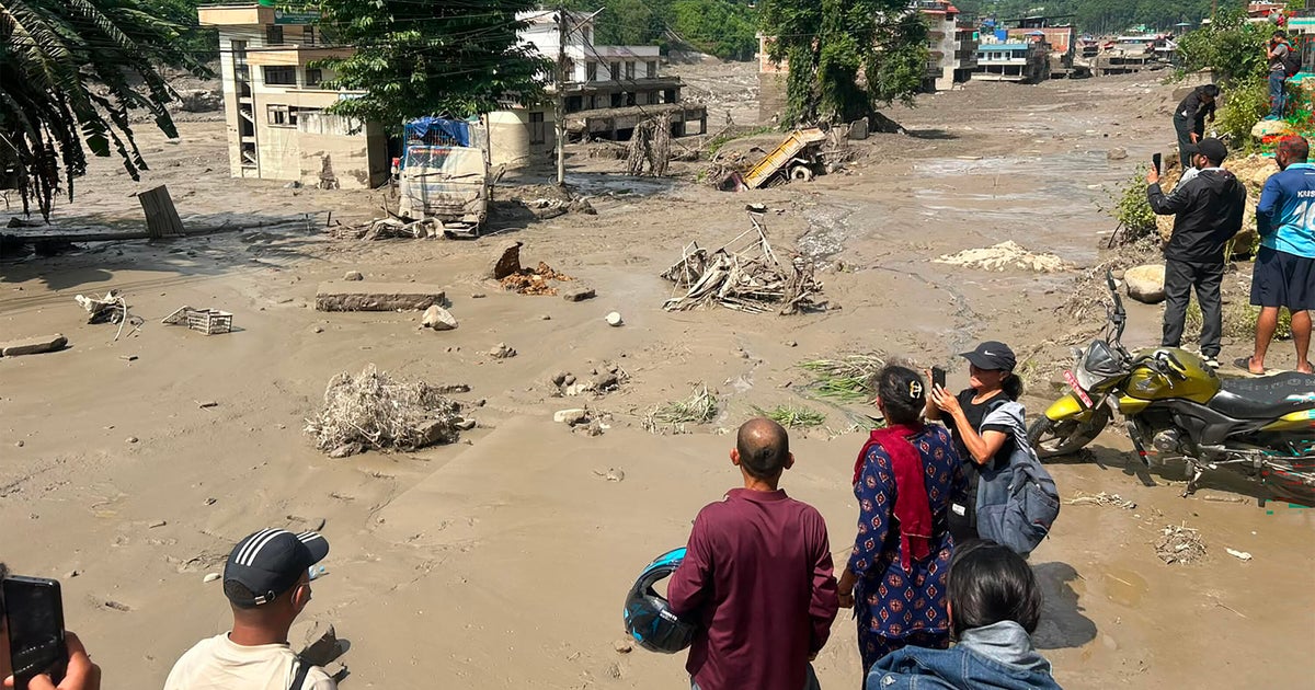Внезапно наводнение в Непал разкъса долината, оставяйки 400 туристи в неизвестност, включително американци