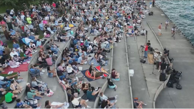 hollyy-pop-up-concert.jpg 