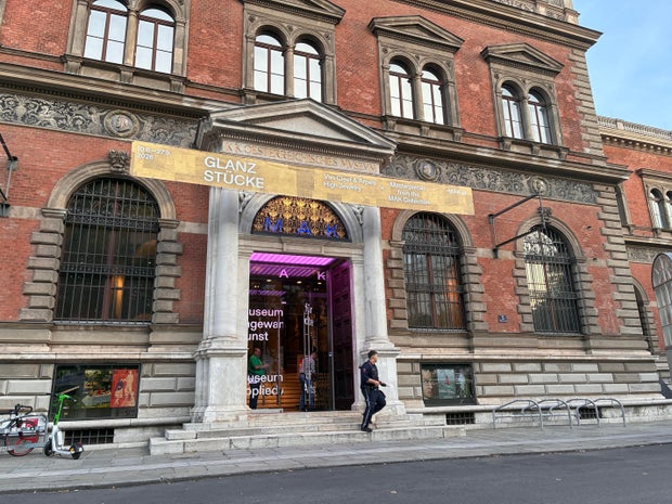 Theft at a Vienna Jewelry Exhibition