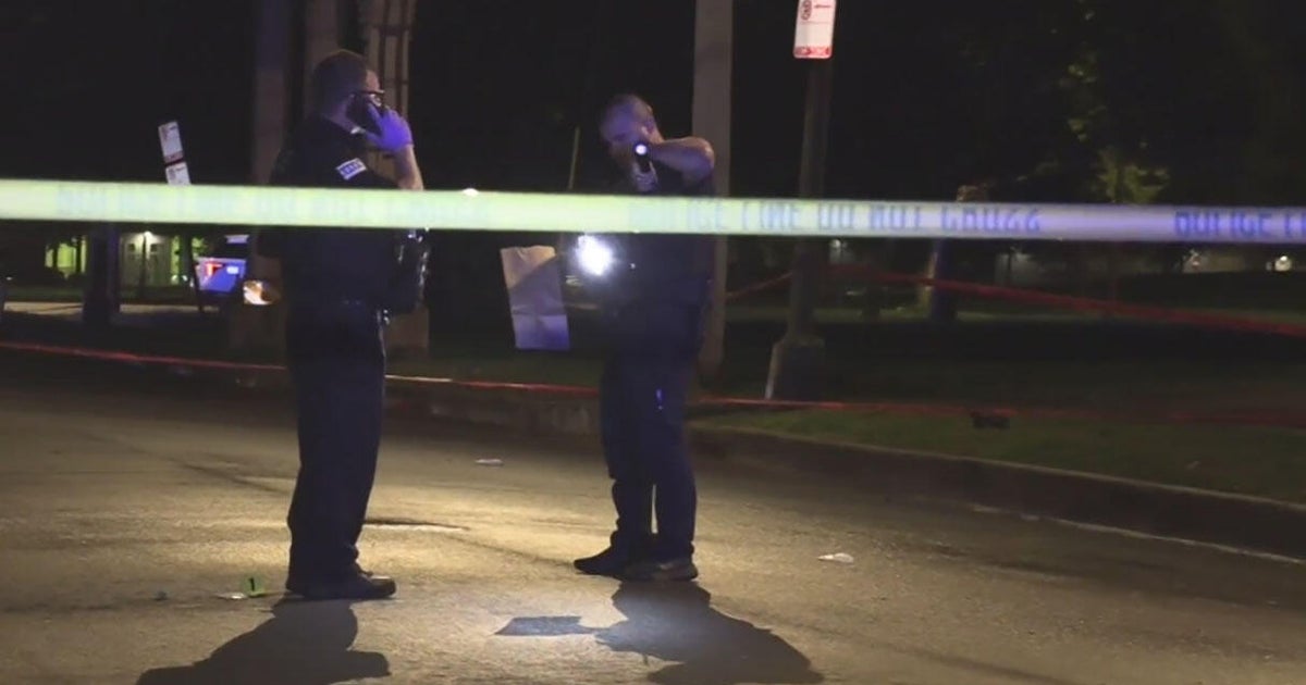 1 killed, 2 wounded in shooting in Chicago's Bronzeville neighborhood