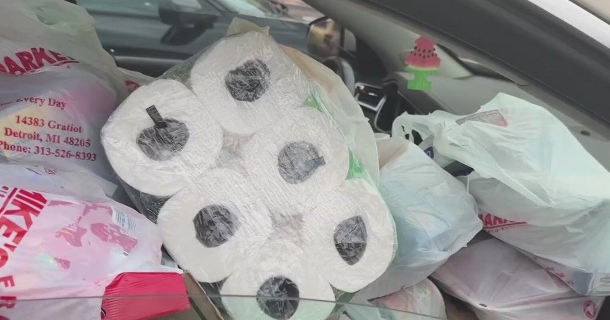 Detroit residents rush to store for free grocery giveaway: 