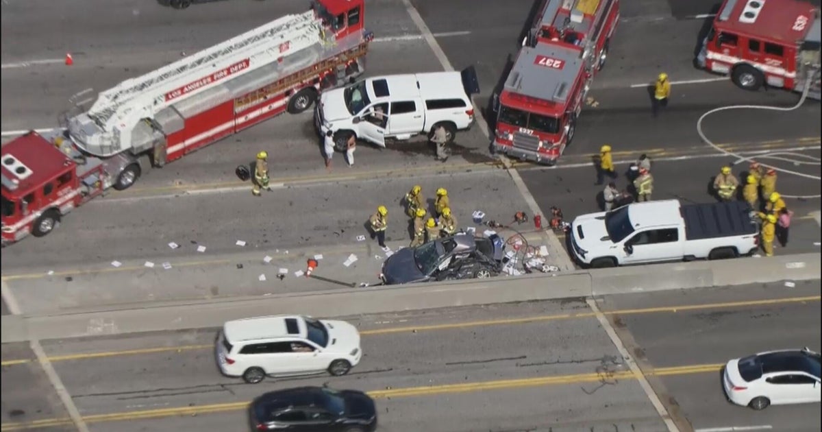 Deadly crash causes partial closure of 405 Freeway near Bel Air - CBS ...