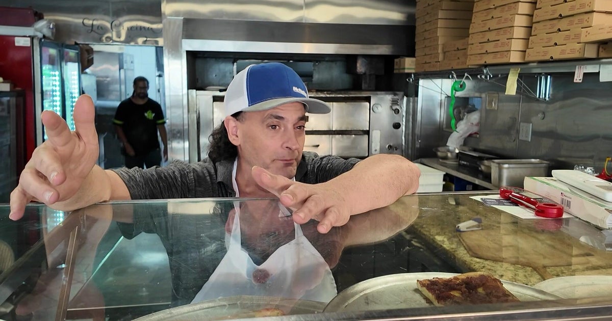 "Don't cry, eat": Bronx pizzeria owner offers free food to New Yorkers in need