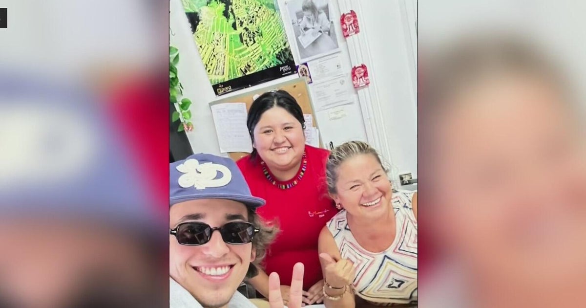 SNL star stops by Old Sacramento business that will be closing its doors