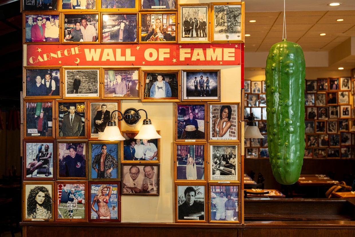 NYC's famed Carnegie Deli reopens in Midtown Manhattan - CBS New York
