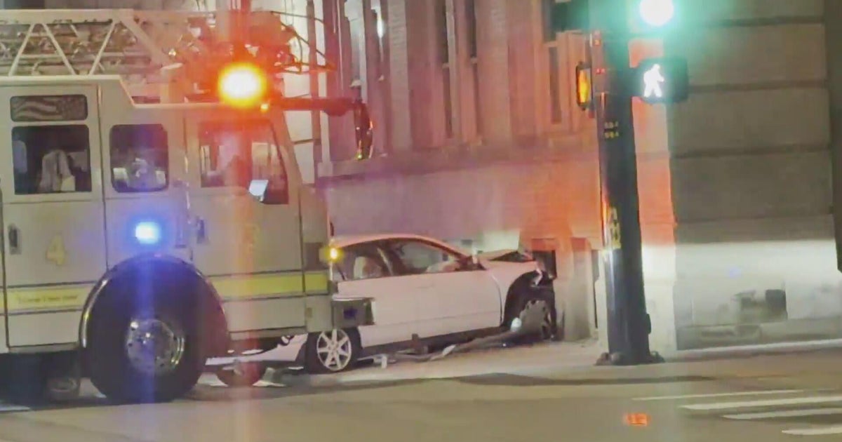 Car crashes into building in downtown Denver - CBS Colorado