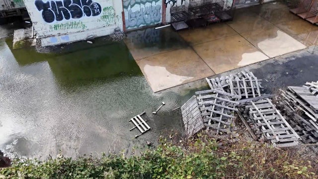 16pkg-lc-s-philly-leaking-pipe.jpg 