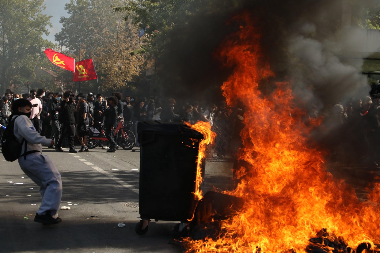French student protesters clash with riot police near Paris 