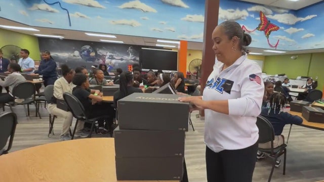 400 Detroit student get free shoes