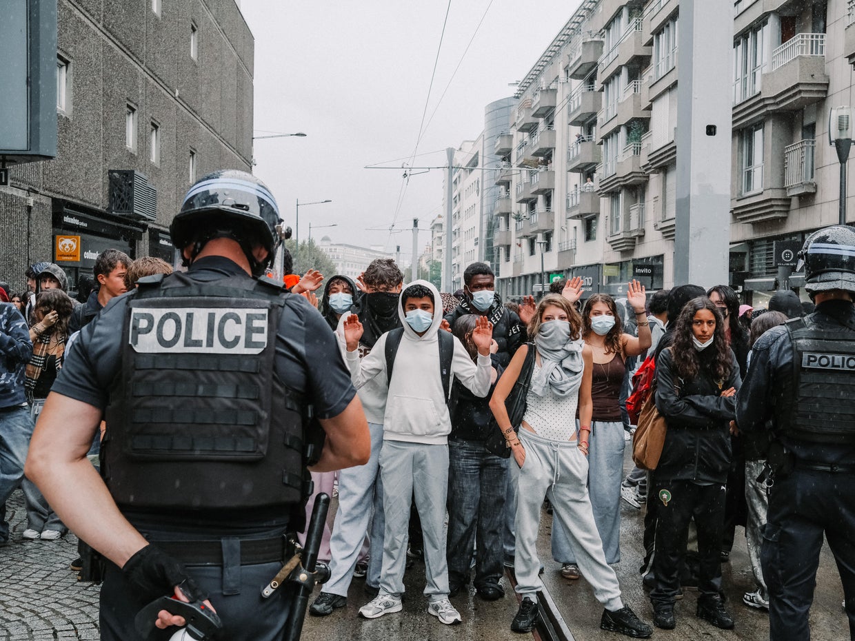 FRANCE-CLERMONT-FERRAND-POLICE-MANIFESTANTS-MAINS-LEVEES 