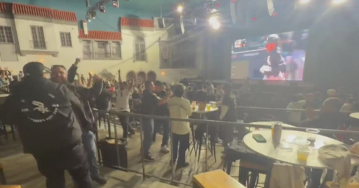 White Sox fans pack Ramova Theater for Game 1 of ALDS series against Guardians
