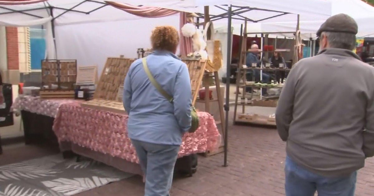 cbsnews.com - Adam  Harrington - Maxwell Street Block Party closes season for historic open-air market