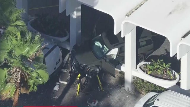 Car crashes into a building pillar in Miami Beach