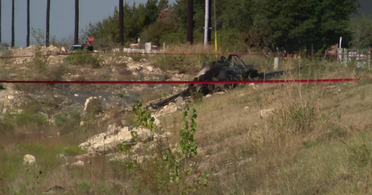 Man killed after small plane crashes near Fort Worth airfield ...