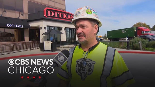 Bears fans outside Ditka's restaurant in Oak Brook pay tribute to "Da Coach"