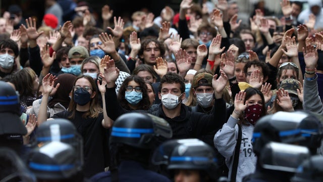 Riot police clash with students in Paris