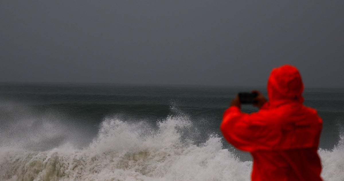 Hurricane Simon lashes Mexico's Pacific coast as a powerful Category 4 storm