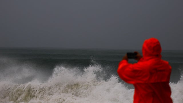 Hurricane Simon approaches Mexico's Pacific coast, bringing heavy rain and strong winds to Manzanillo 