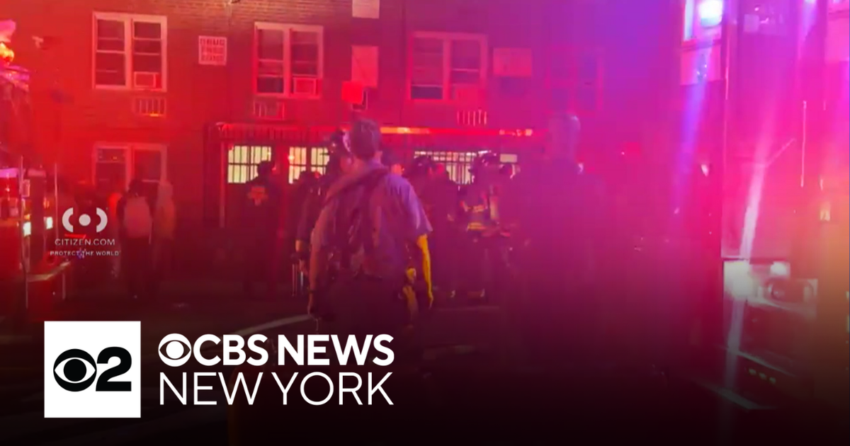 1 dead in Staten Island apartment fire - CBS New York