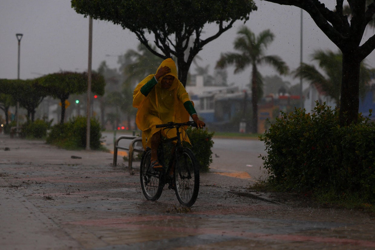Hurricane Simon approaches Mexico's Pacific coast, bringing heavy rain and strong winds to Manzanillo