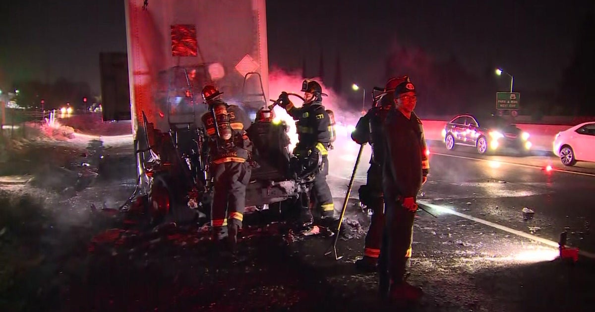 Elk Grove big rig fire slows southbound Highway 99 traffic - CBS Sacramento