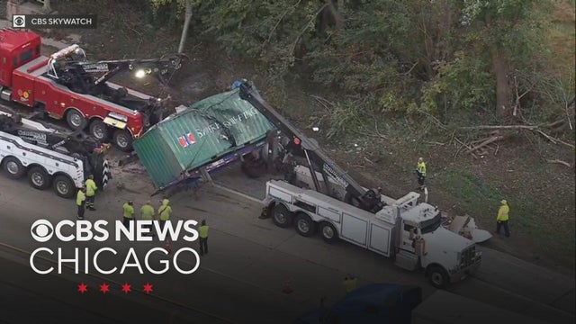 Crash involving 2 semi trucks leaves 2 injured on I-294 in Hazel Crest