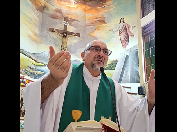 Falling crucifix kills priest during livestreamed Mass in Ecuador