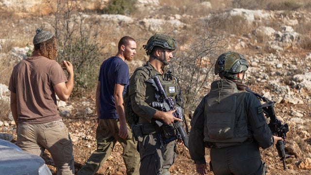 PALESTINIAN-ISRAEL-CONFLICT-WESTBANK-OLIVE-HARVEST-SETTELERS 