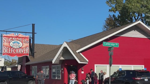 Diners pack Sign of the Beefcaver ahead of restaurant's closing