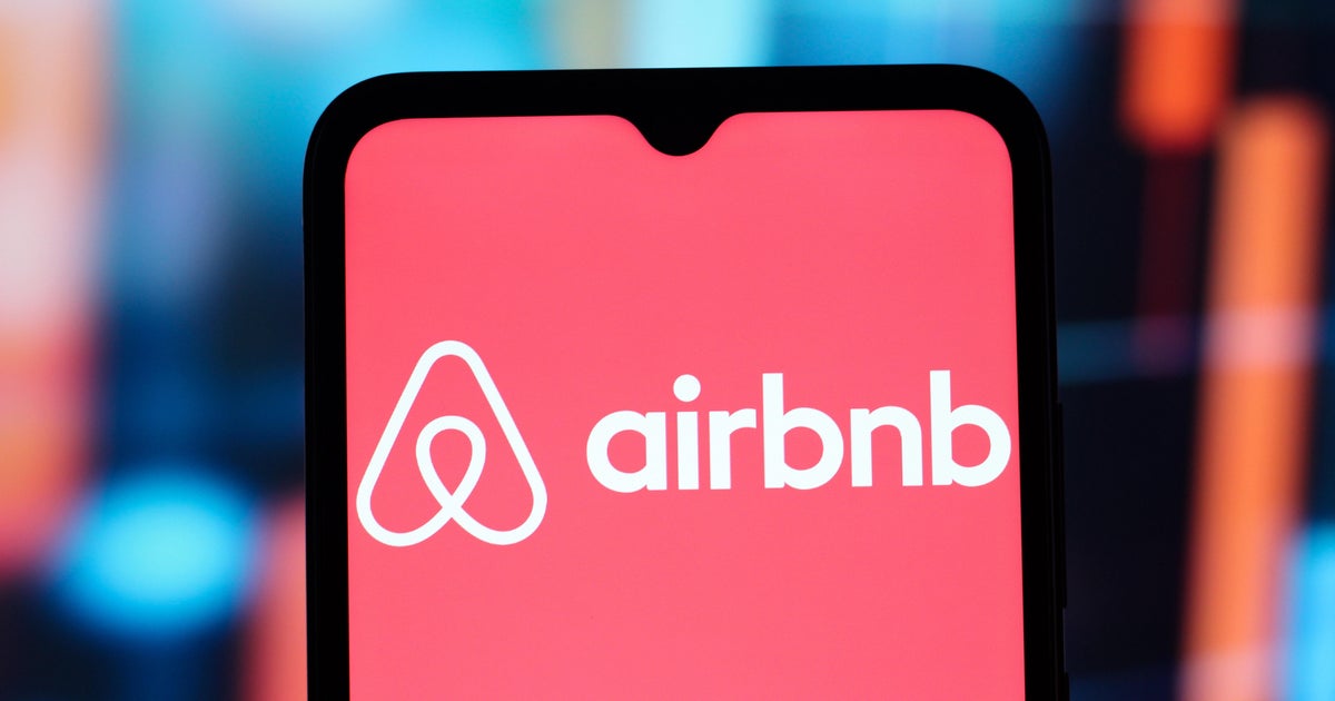 Airbnb казва, че гостите не трябва да събличат легла или да вършат домакинска работа, предизвиквайки негативна реакция от някои домакини