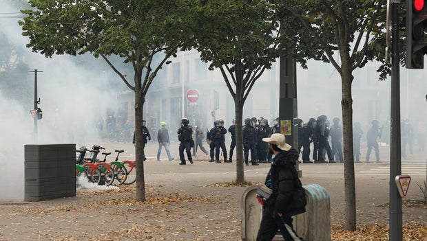 Police intervene in protesters during demonstrations in Lyon 