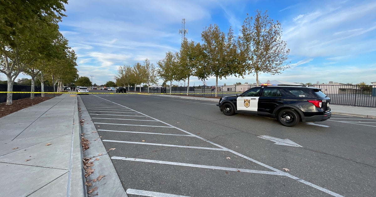 Woman killed, child injured after vehicle runs into them on Las Palmas Avenue in Sacramento