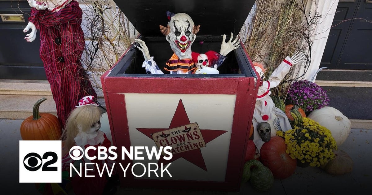 Halloween decorations on NYC's Upper East Side spook and delight ...