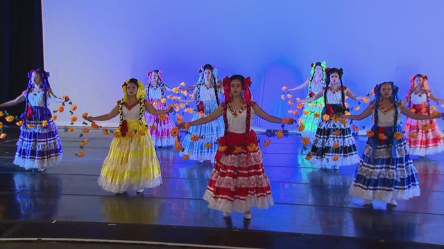 D&iacute;a de los Muertos performance features Denver dance company