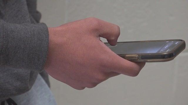 16pkg-mw-school-cell-phone-ban-transfer-frame-238.jpg 