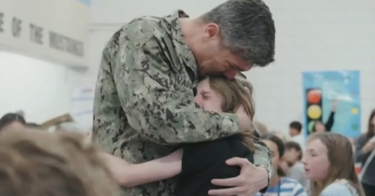 Navy dad returns home, surprises son in middle school lunchroom