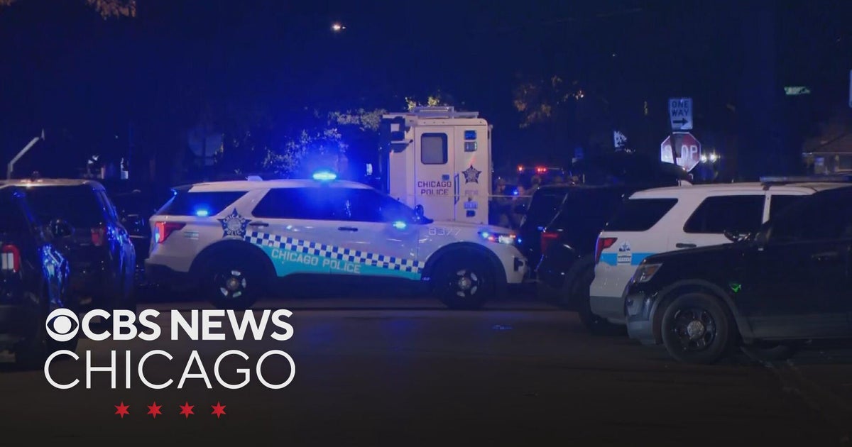 SWAT teams gather outside home in Chicago's Portage Park neighborhood ...