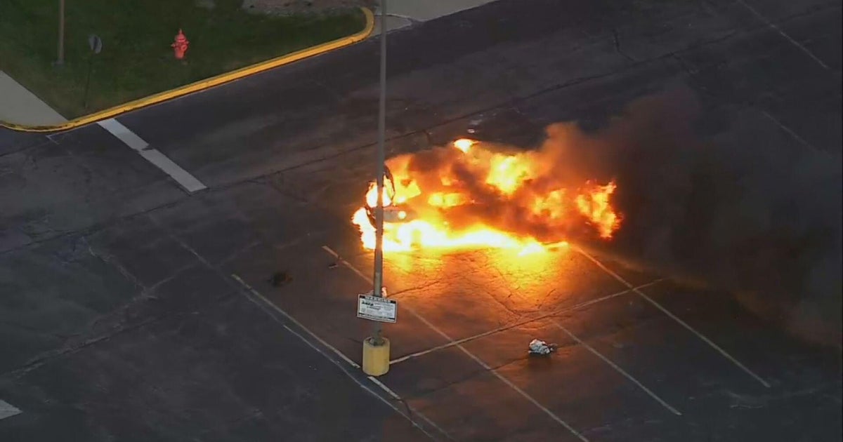 Car fire turns heads during morning rush in Maywood, Illinois