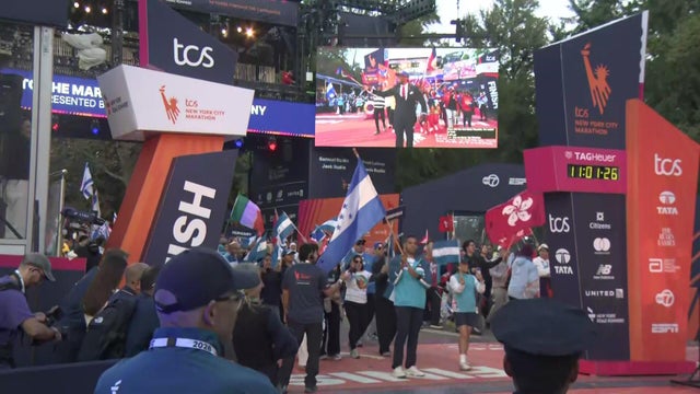 New Yorkers cheer on 2024 New York City marathon runers 