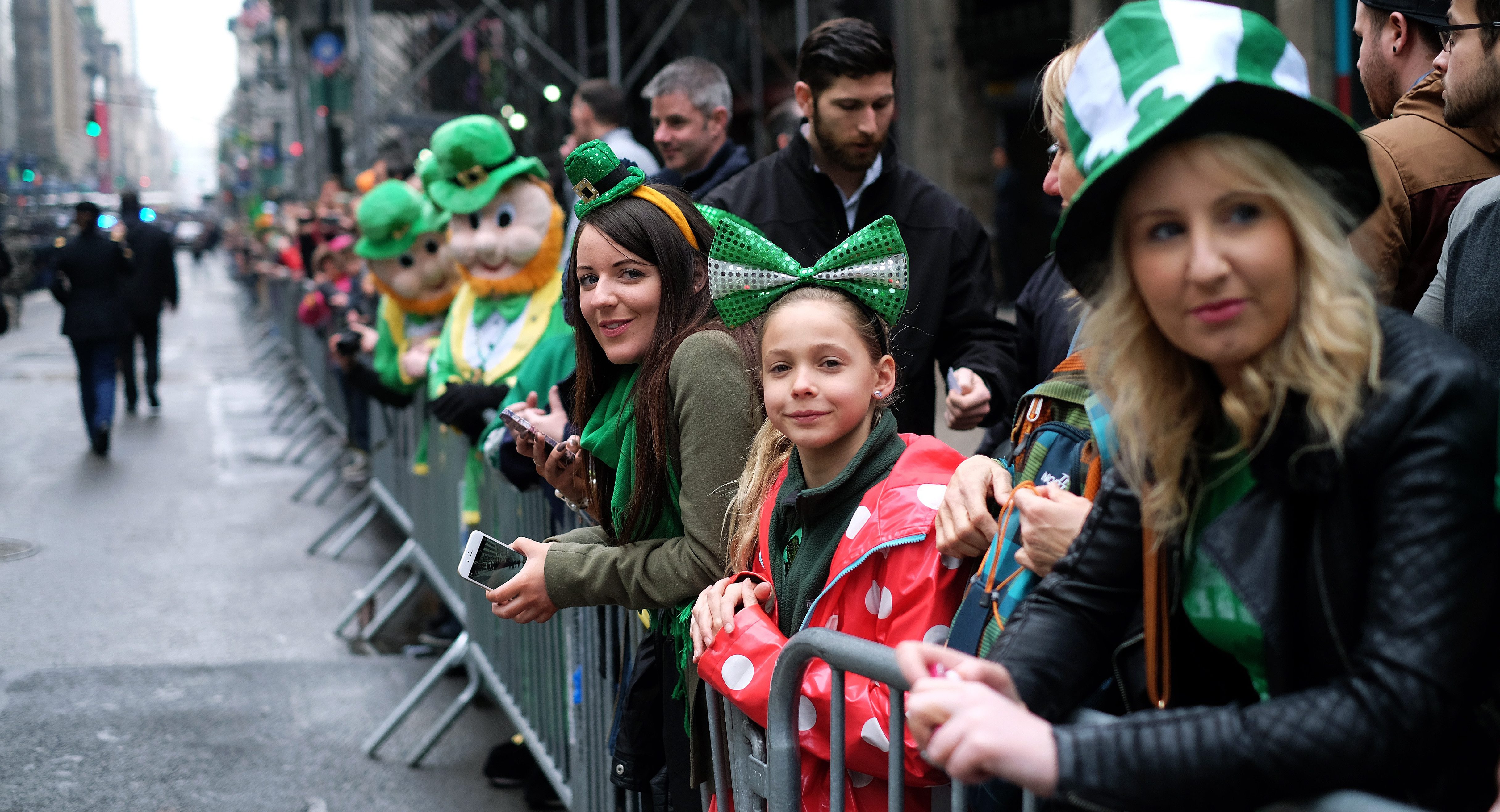 Have street parades. Фестиваль Святого Патрика в Лондоне. Ирландцы в Лондоне. Стрит парад. Ирландцы в повседневной жизни.
